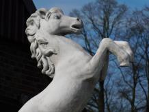 Tuinbeeld paard, steen, steigerend paardsculptuur