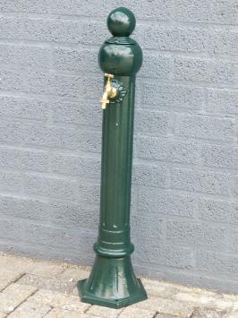 Gartenbrunnen stehend mit Wasserhahn