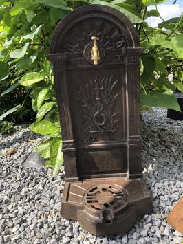 Gartenbrunnen, antiker Brunnen aus Gusseisen, braun