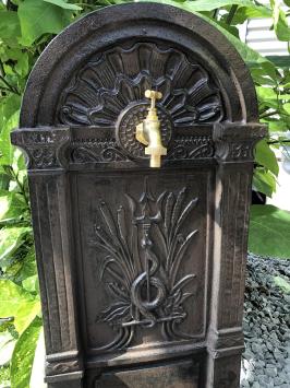 Gartenbrunnen, antiker Brunnen aus Gusseisen, braun