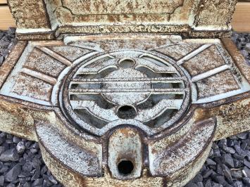 Gartenbrunnen, aus Gusseisen, grün-braun