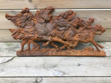 Wandornament van paarden met daarop ruiters, gietijzer