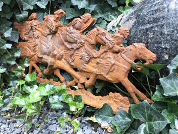 Wandornament van paarden met daarop ruiters, gietijzer