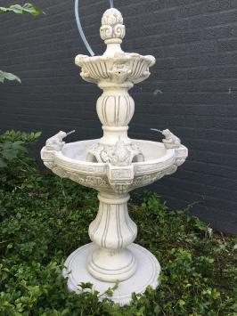 Gartenbrunnen mit spuckenden Fröschen