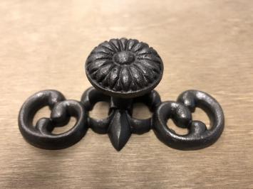 Schmiedeeiserner Türknopf, Schrankknopf, Möbelbeschlag, mit Rosette