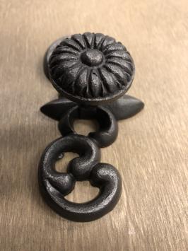 Schmiedeeiserner Türknopf, Schrankknopf, Möbelbeschlag, mit Rosette