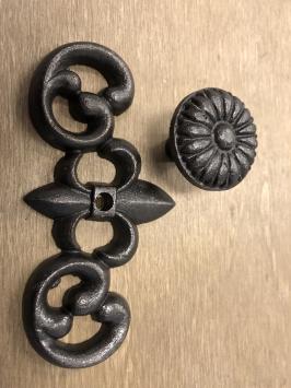 Schmiedeeiserner Türknopf, Schrankknopf, Möbelbeschlag, mit Rosette