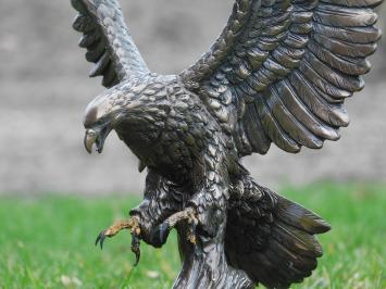 Imposant tuinbeeld adelaar, adelaar brons kleur, in detail