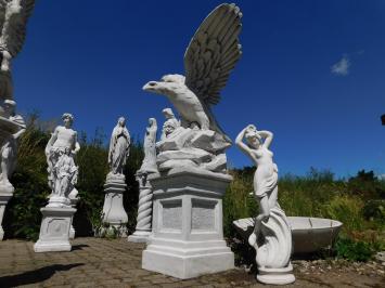 Grote adelaar op sokkel, imposant tuinbeeld, dierenbeeld steen