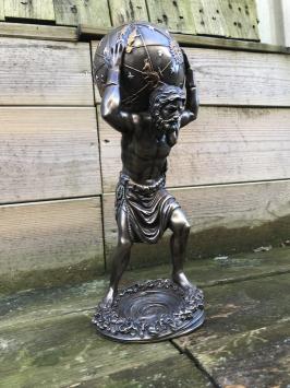 Statue des Atlas, eines Riesen der das Universum trug, aus Polyresin