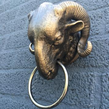 IJzeren muurdecoratie - hoofd ram - met ring - brons