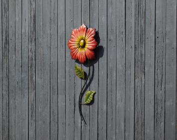 Metalen wandornament - grote bloem - rustiek - in kleur