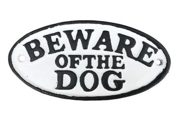 gietijzeren bordje met hierop de tekst: 'BEWARE OF THE DOG'