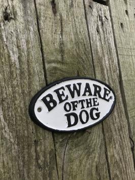 Een gietijzeren bordje met hierop de tekst: 'BEWARE OF THE DOG', mooie vette letters!