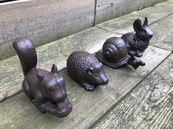 Ein Set mit 4 Tieren: Eichhörnchen, Igel, Schnecke und Kaninchen, aus Gusseisen