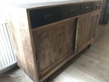 Attraktives Sideboard mit 2 Schiebetüren und 4 Schubladen, mit Eisenrollen