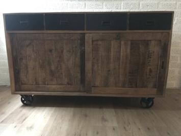 Attraktives Sideboard mit 2 Schiebetüren und 4 Schubladen, mit Eisenrollen