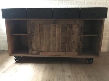 Attraktives Sideboard mit 2 Schiebetüren und 4 Schubladen, mit Eisenrollen