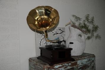 Nostalgisches Grammophon, Plattenspieler, Holz und Metall