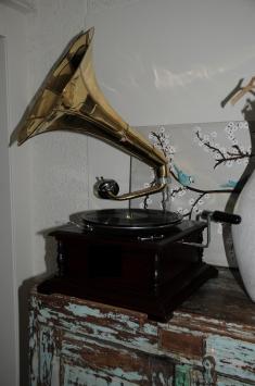 Nostalgisches Grammophon, Plattenspieler, Holz und Metall