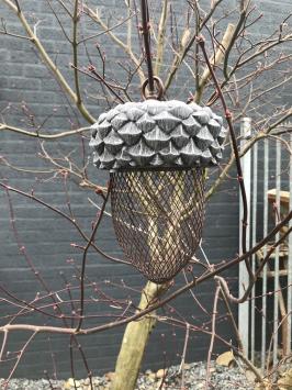 Vogelvoeder plek, voederbak in de vorm van een eikel, hele leuke tuin decoratie