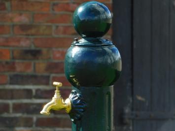 Gartenbrunnen stehend mit Wasserhahn