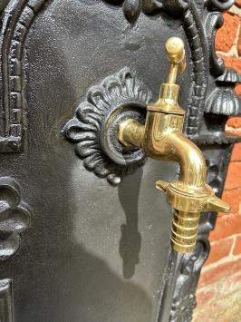 Deko-Brunnen mit Wasserhahn aus Messing, Aluminium, schwarz