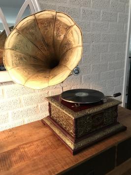 Elegantes nostalgisches Grammophon, Plattenspieler, Messing und Holz