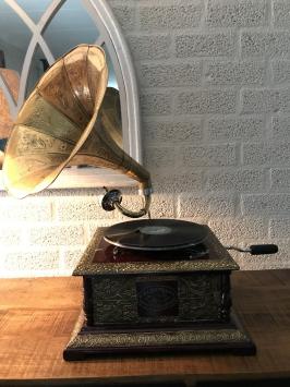 Elegantes nostalgisches Grammophon, Plattenspieler, Messing und Holz