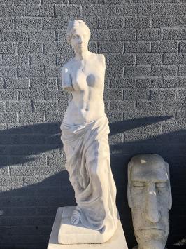 Stenen beeld van Venus van Milo op sokkel, een bekend beeld