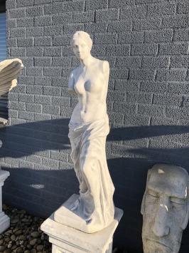 Stenen beeld van Venus van Milo op sokkel, een bekend beeld