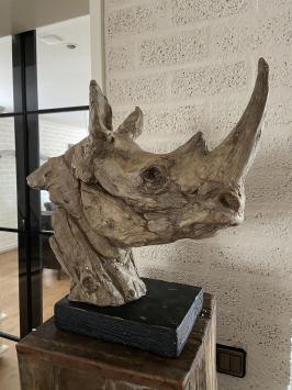 Kopf eines Nashorns, schön detailliert, Polystone Holzoptik