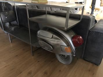 Prachtige sidetable, siertafel, bartafel op scooter bike  met wijnrek