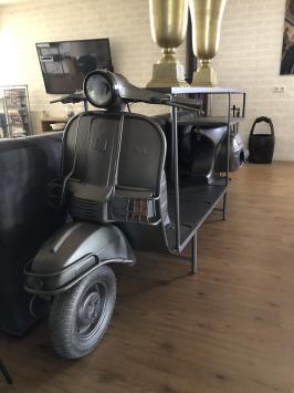 Prachtige sidetable, siertafel, bartafel op scooter bike  met wijnrek