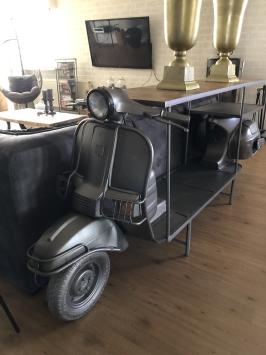 Prachtige sidetable, siertafel, bartafel op scooter bike  met wijnrek