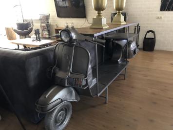 Prachtige sidetable, siertafel, bartafel op scooter bike  met wijnrek