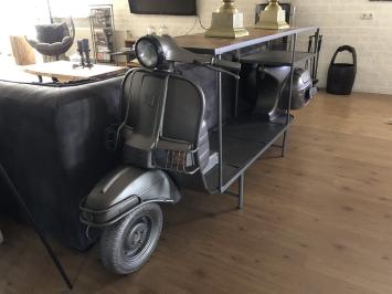 Prachtige sidetable, siertafel, bartafel op scooter bike  met wijnrek