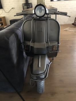 Prachtige sidetable, siertafel, bartafel op scooter bike  met wijnrek