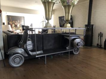 Prachtige sidetable, siertafel, bartafel op scooter bike  met wijnrek