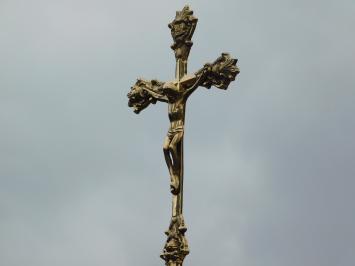 Jesus am Kreuz, Messing INRI auf Sockel