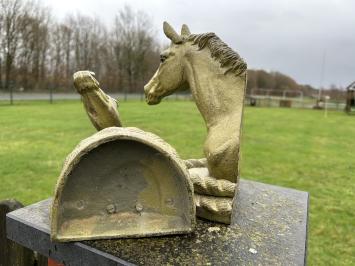 1 paardbeeldhouwwerk, massief ijzer