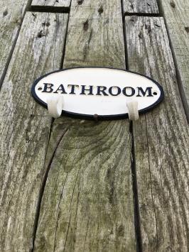 Kapstok met 2 haken, bord met opschrift: 'BATHROOM', gietijzer