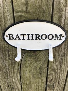 Kapstok met 2 haken, bord met opschrift: 'BATHROOM', gietijzer