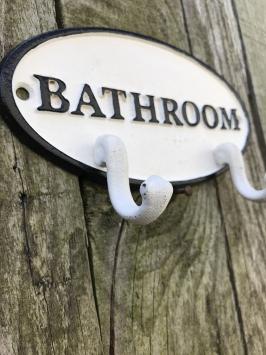 Kapstok met 2 haken, bord met opschrift: 'BATHROOM', gietijzer