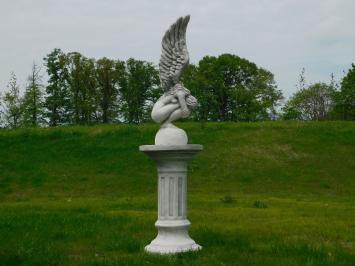 Gartenstatue Engel, Engelsstatue mit Flügeln nach oben, auf Sockel, Stein