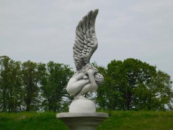 Gartenstatue Engel, Engelsstatue mit Flügeln nach oben, auf Sockel, Stein