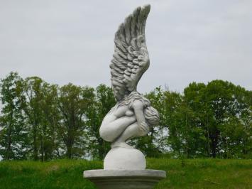 Gartenstatue Engel, Engelsstatue mit Flügeln nach oben, auf Sockel, Stein