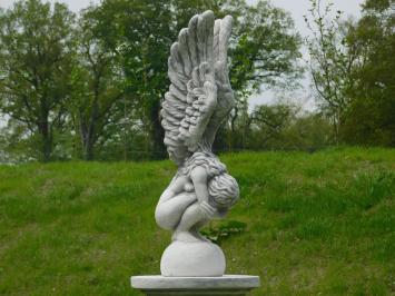 Gartenstatue Engel, Engelsstatue mit Flügeln nach oben, auf Sockel, Stein