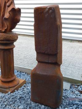 MOAI XXL, groot stenen beeld, van de paaseilanden, oxide