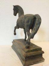 Prachtige sculptuur van een paard, zwaar gietijzeren beeld